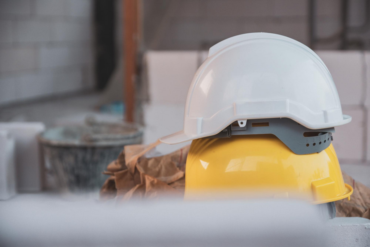 Zwei Schutzhelme liegen gestapelt übereinander.