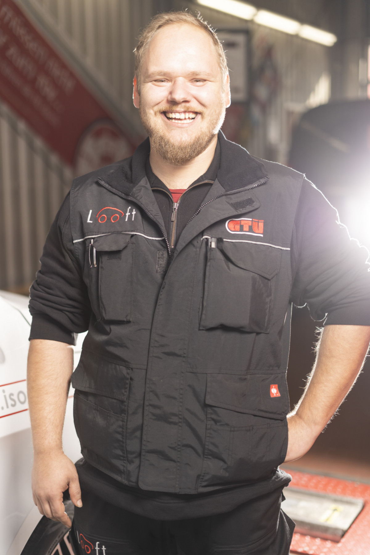 Benedikt Krohn steht in Arbeitskleidung in der Werkstatt