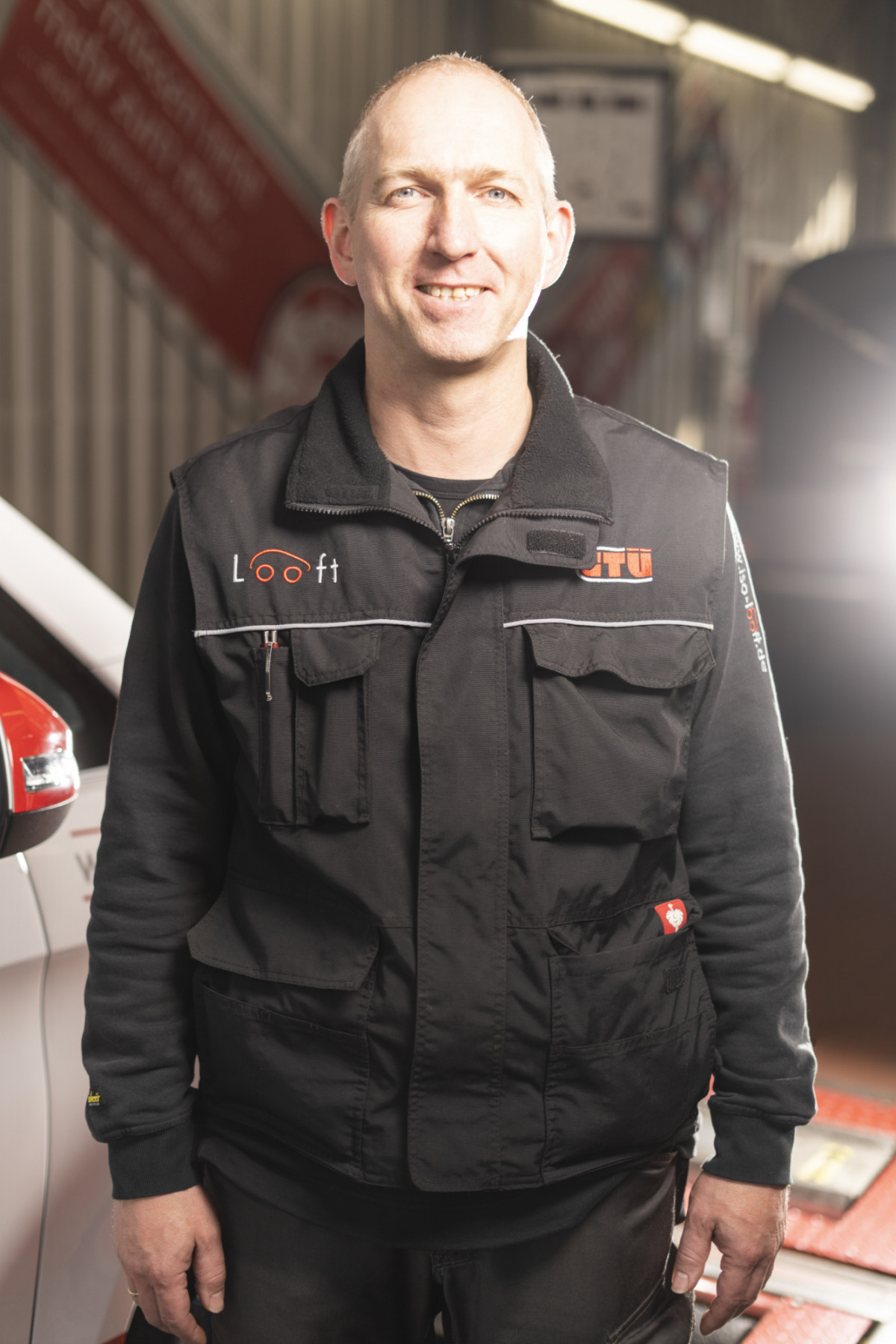 Bjoern Roettger steht in Arbeitskleidung in der Werkstatt