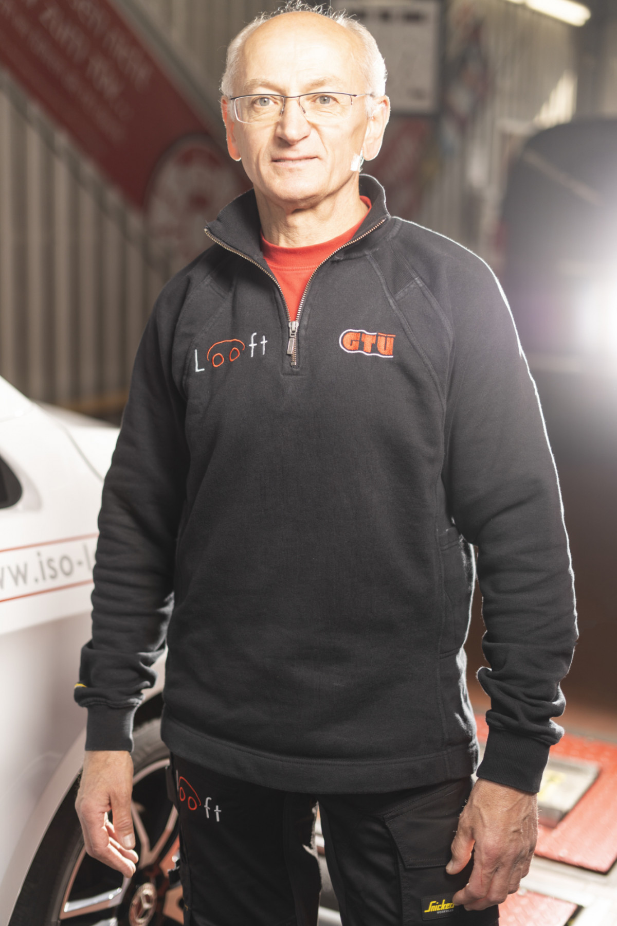 Christof Nix steht in Arbeitskleidung in der Werkstatt