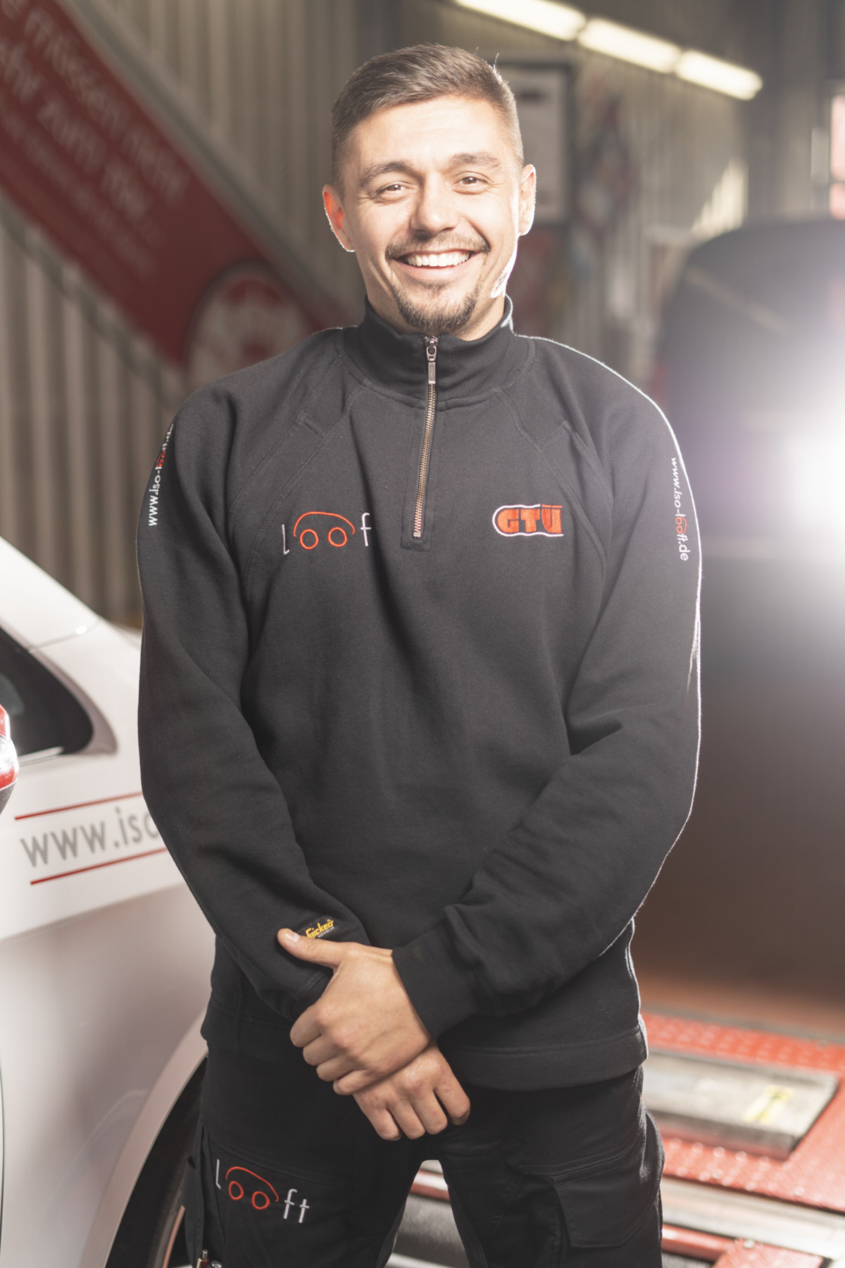 Gennardi Ehler steht in Arbeitskleidung in der Werkstatt