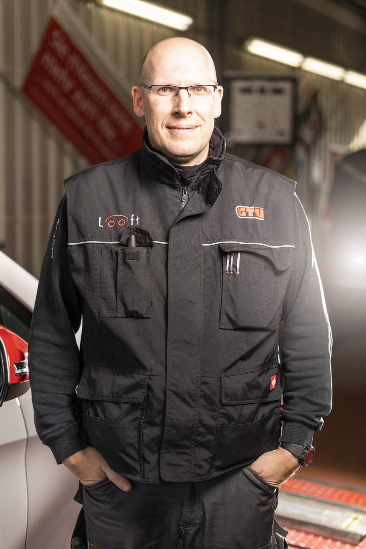 Thore Wulff steht in Arbeitskleidung in der Werkstatt